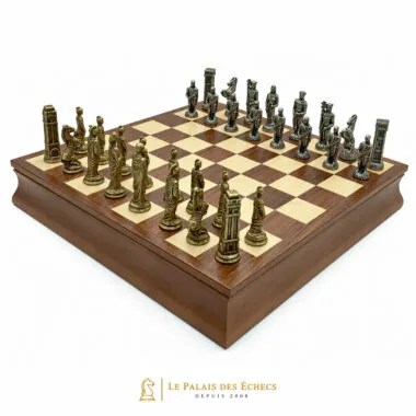 Pièces d'échecs Romains vs Barbares VI en métal vues de face sur l'échiquier en bois