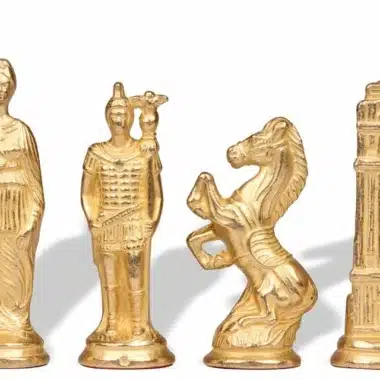 Detal złotych figur z metalu: hetman, żołnierz, koń i wieża