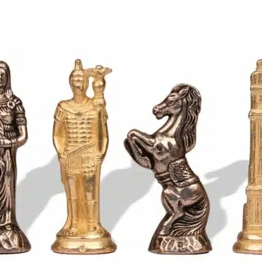 Cztery figury, złote i srebrne: hetman, król, skoczek i wieża ustawione razem