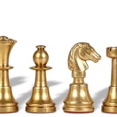 Detal czterech złotych figur zestawu Mignon II: hetman, pion, skoczek i wieża