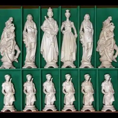 Detal rzeźbionych figurek Renaissance z drewna, króle i pionki