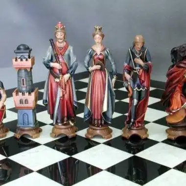 Szachy „Renaissance malowane olejno” z litego drewna alpejskiego, rzeźbione tradycyjną metodą