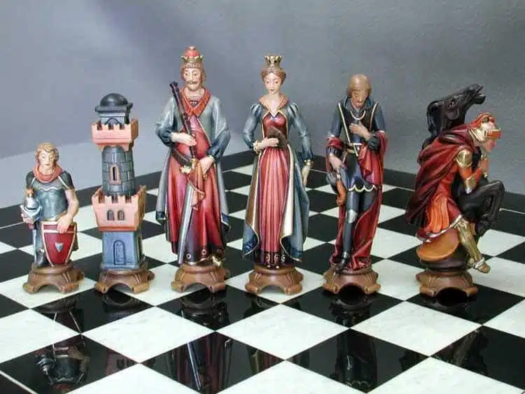 Szachy „Renaissance malowane olejno” z litego drewna alpejskiego, rzeźbione tradycyjną metodą