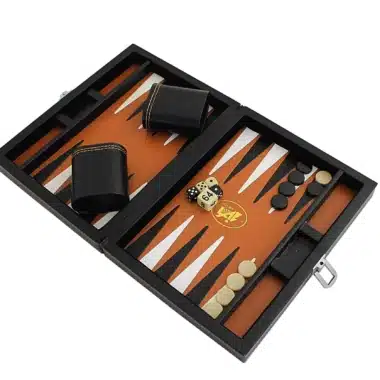Backgammon podróżny, otwarty, plansza z brązowej ekoskóry z pionkami i kośćmi