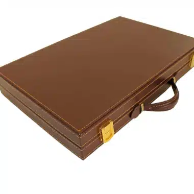 Backgammon z ekoskóry w kolorze brązowym, zamknięty, składana kaseta podróżna z uchwytem