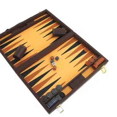 Backgammon z ekoskóry w kolorze brązowym, otwarty, pełna plansza z pionkami i kośćmi