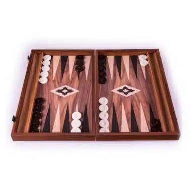 Backgammon z laminowanego drewna imitującego orzech, otwarty, z rozłożonymi pionkami