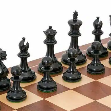 Czarne figury zestawu Competition Compact w zbliżeniu na szachownicy