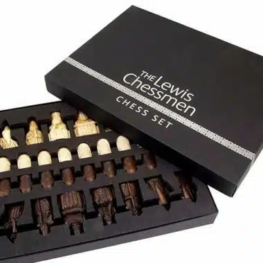 Uchylona kaseta The Lewis Chessmen z widocznymi figurami w rzędzie