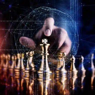 Futurystyczny król szachowy otoczony cyfrową siecią symbolizującą strategię