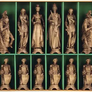 Szachy „Renaissance brązowione i polerowane woskiem” z litego drewna alpejskiego, rzeźbione tradycyjną metodą