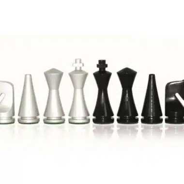 Szachy Pyramide Moderne z czarnymi i srebrnymi figurami naprzeciw siebie