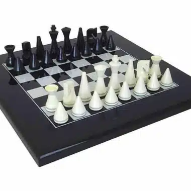 Zestaw "Pyramide Moderne Noir" Szachownica z litego drewna lakierowanego na czarno oraz szachy z litego drewna lakierowanego na czarno i biało