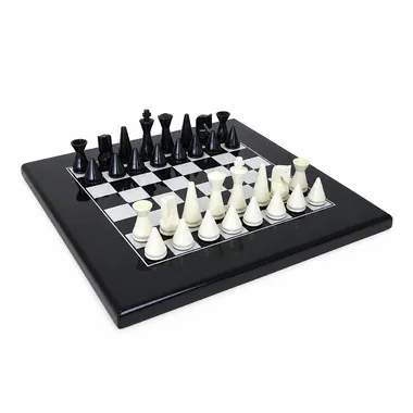 Zestaw "Pyramide Moderne Noir" Szachownica z litego drewna lakierowanego na czarno oraz szachy z litego drewna lakierowanego na czarno i biało