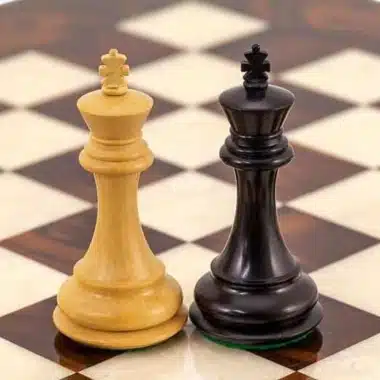 Roi en buis clair et roi en ébène noir face à face sur l'échiquier