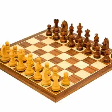 Komplet Knight Academy, szachownica z orzecha i klonu z figurami z drewna różanego