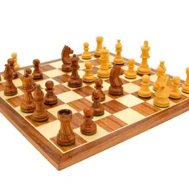 Widok z boku na kompletny zestaw z figurami ustawionymi do gry