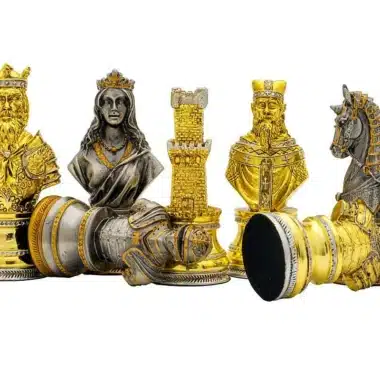 Detal złotych i srebrnych figur: król, hetman, wieża i skoczek