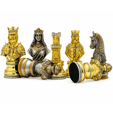 Detal złotych i srebrnych figur: król, hetman, wieża i skoczek