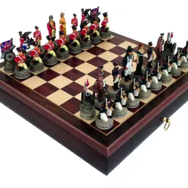Komplet Bataille de Waterloo II ustawiony na szachownicy z drewna różanego z szufladą