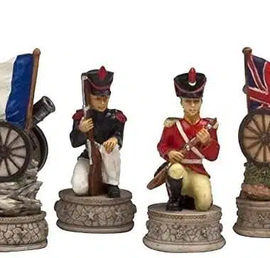 Figury szachowe Waterloo: żołnierze francuscy i brytyjscy naprzeciw armat