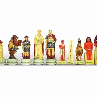 Pełny rząd figur szachowych Rzymianie vs Egipcjanie ustawionych w szeregu