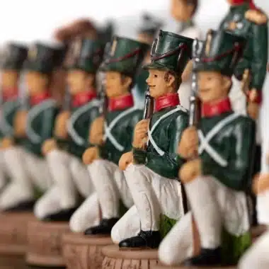 Rząd zielonych klęczących żołnierzy, szczegóły mundurów i karabinów