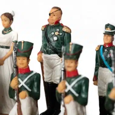 Detal króla oficera w kaszmirze i figur żołnierzy w tle