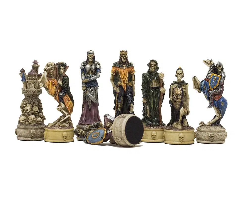 Zestaw szachowy Nieumarli IV, zbliżenie wszystkich rzeźbionych figur