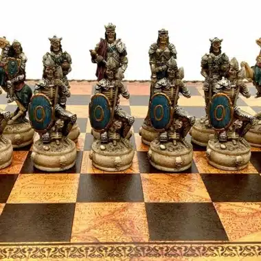 Rangée de pièces squelettes guerriers du jeu d'échecs Mort-Vivant III avec boucliers peints
