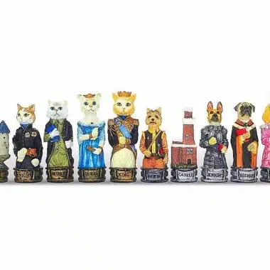 Rząd malowanych figur szachowych przedstawiających koty i psy, widok z przodu