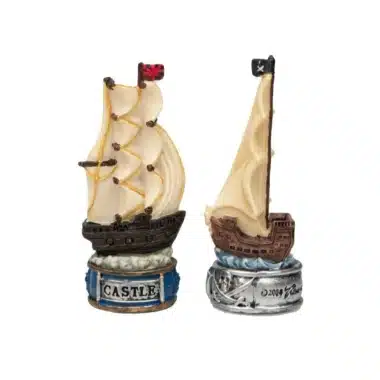 Tours en forme de voiliers, drapeau anglais et pavillon pirate