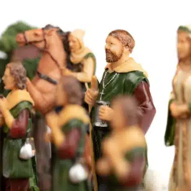 Figury szachowe Robin Hood, detal ustawionych w rzędzie postaci z żywicy