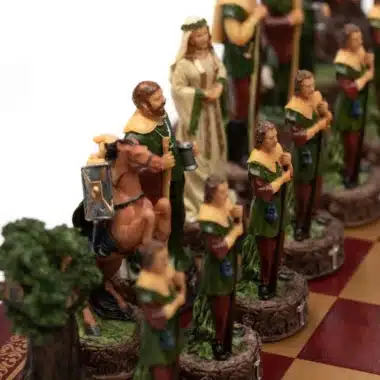 Figury szachowe Robin Hood w detalu, skoczek na koniu i hetman w koronie