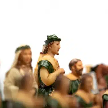 Szczegółowa figura Robin Hood na pierwszym planie wśród pozostałych figurek