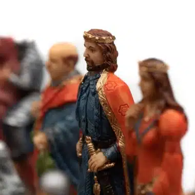 Król i hetman z malowanej żywicy, detal czerwono-złotych peleryn