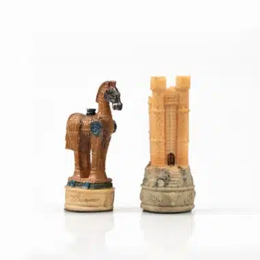 Szczegół konia trojańskiego i wieży wśród figur szachowych