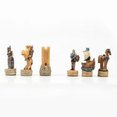 Dwie drużyny figur szachowych Wojna Trojańska naprzeciwko siebie