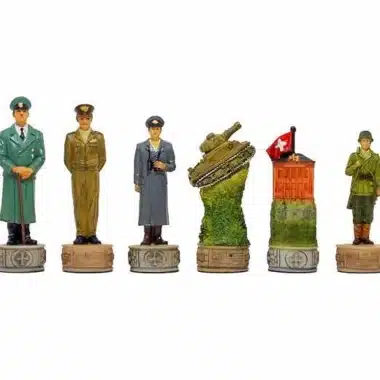 Zestaw szachowy Hitler vs Roosevelt, figury jednej strony ustawione w rzędzie
