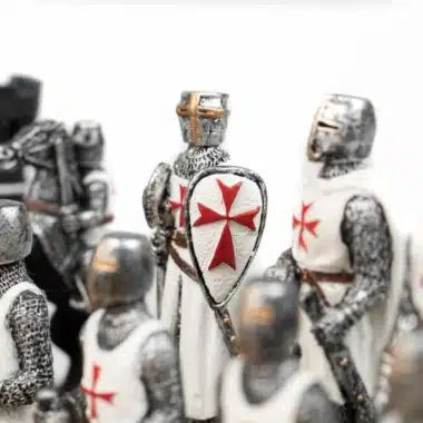 Pièce blanche du jeu « Templier II » tenant un bouclier frappé d'une croix rouge
