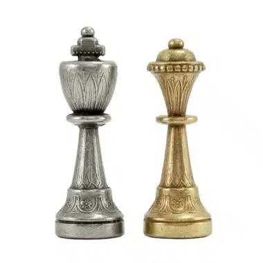 Dwa króle, srebrny i złoty, detal masywnych metalowych figur