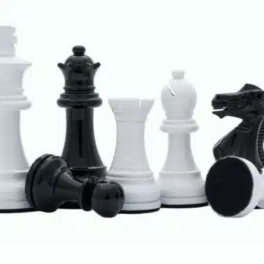 Figury szachowe Staunton lakierowane z bliska, król, hetman i skoczek