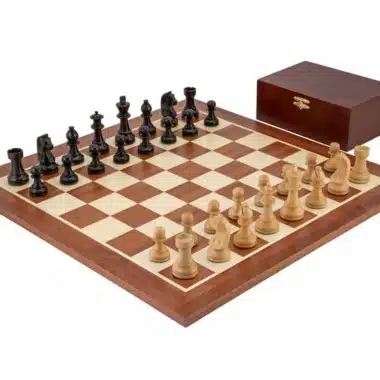 Pełny zestaw Grand Championship II ustawiony na szachownicy z mahoniu i klonu, otwarta kaseta
