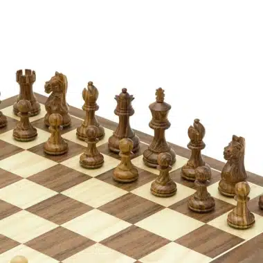 Brązowe figury szachowe Fierce Knight ustawione na szachownicy z orzecha