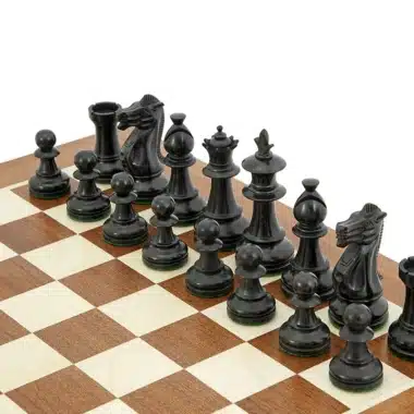 Czarne figury z bukszpanu hebanizowanego z kompletu Fleur Royale, detal rzeźbionych figur