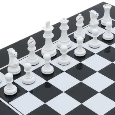 Detal białych figur z drewna ustawionych na dwukolorowej szachownicy