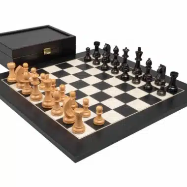 Komplet Knight Design ustawiony na szachownicy przed otwartą kasetą