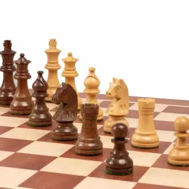 Detal figur szachowych z akacji i bukszpanu ustawionych na mahoniowej szachownicy