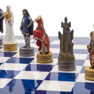 Detal figur Camelot: hetman, rycerz, koń i wieża-zamek na szachownicy