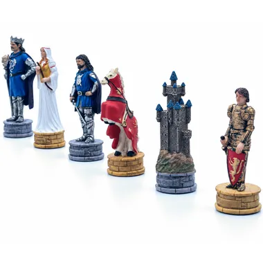 Detal figur Camelot: hetman, rycerz, koń i wieża-zamek na szachownicy